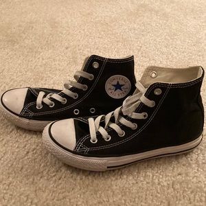 Boys 2.5 SZ Converse sneakers, high top.